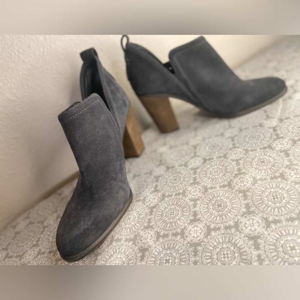 Vince Camuto~Stylish~Gray Leather~Block Heel~Slip-On Booties~Side Slits~Size 8.5